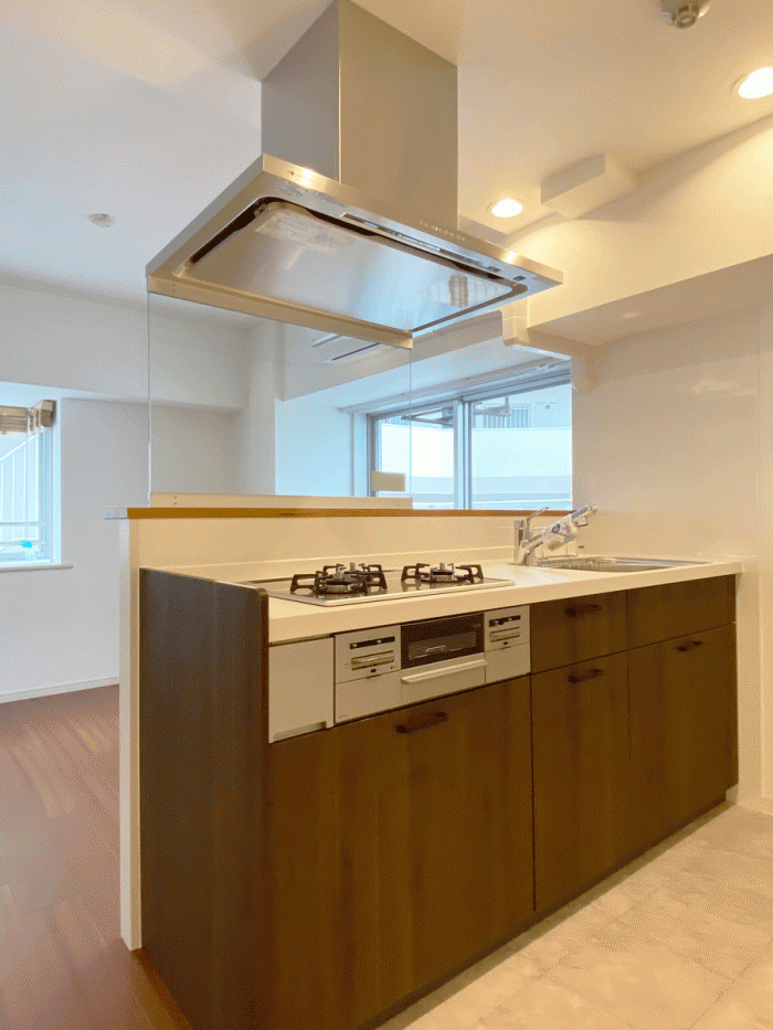 清楚なホワイトとシックなブラウンの調和が素敵な家　品川区S様邸